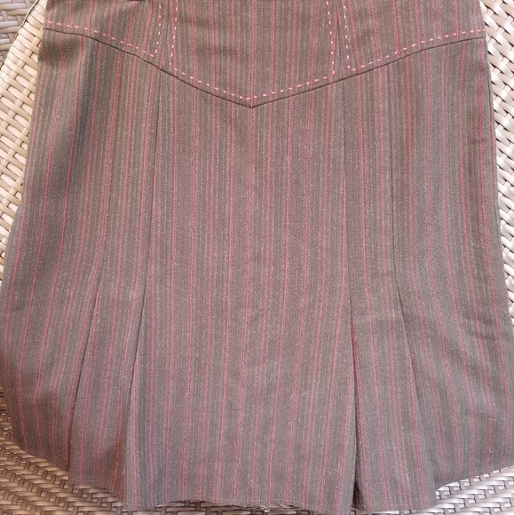 Pinstriped, pleated skirt with embroidery - Picture 1 of 4